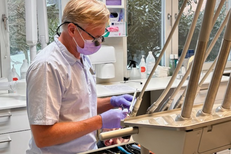 Tandläkare Mattias Rosbecker undersöker en patient